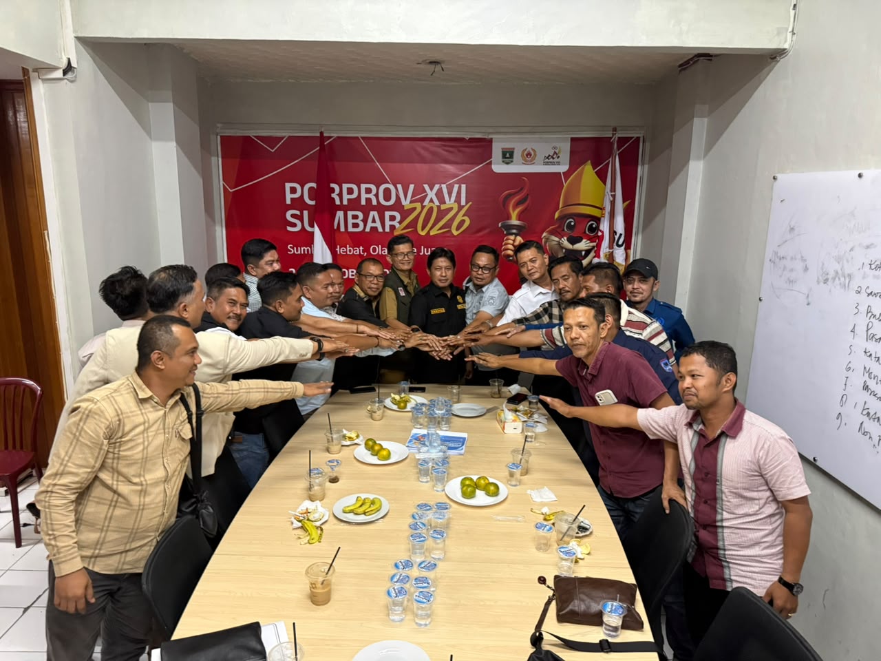 Ketua KONI Sumbar Hamdanus, Ketua PB Porprov Editiawarman dan Ketua KONI se Sumatera Barat foto bersama usai perttemuan di Kantor KONI Sumbar, Senin malam (7/9/2026). (Foto KONI Sumbar)